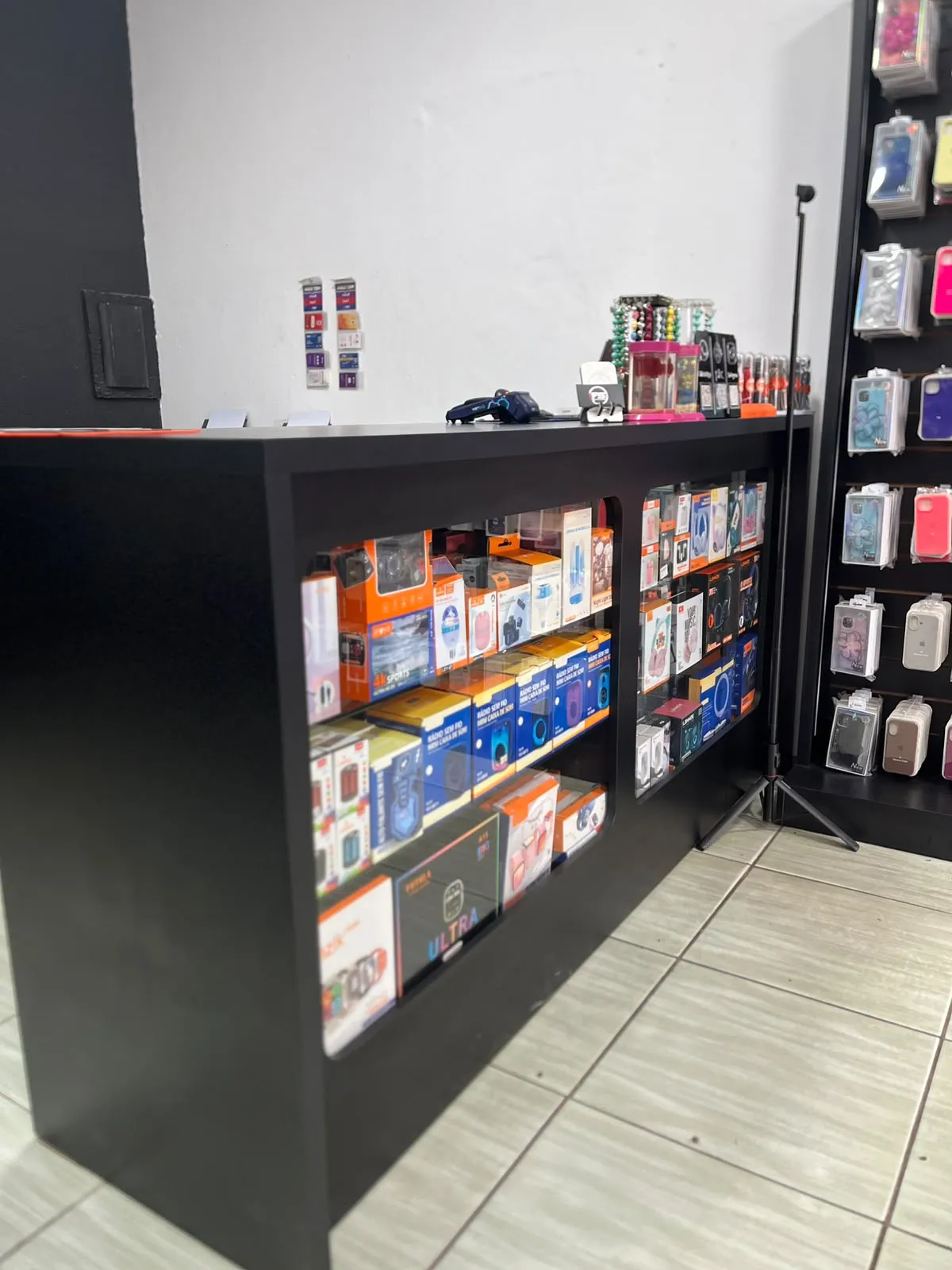 Gôndola de carregadores e cabos na FS Celulares em Alvorada