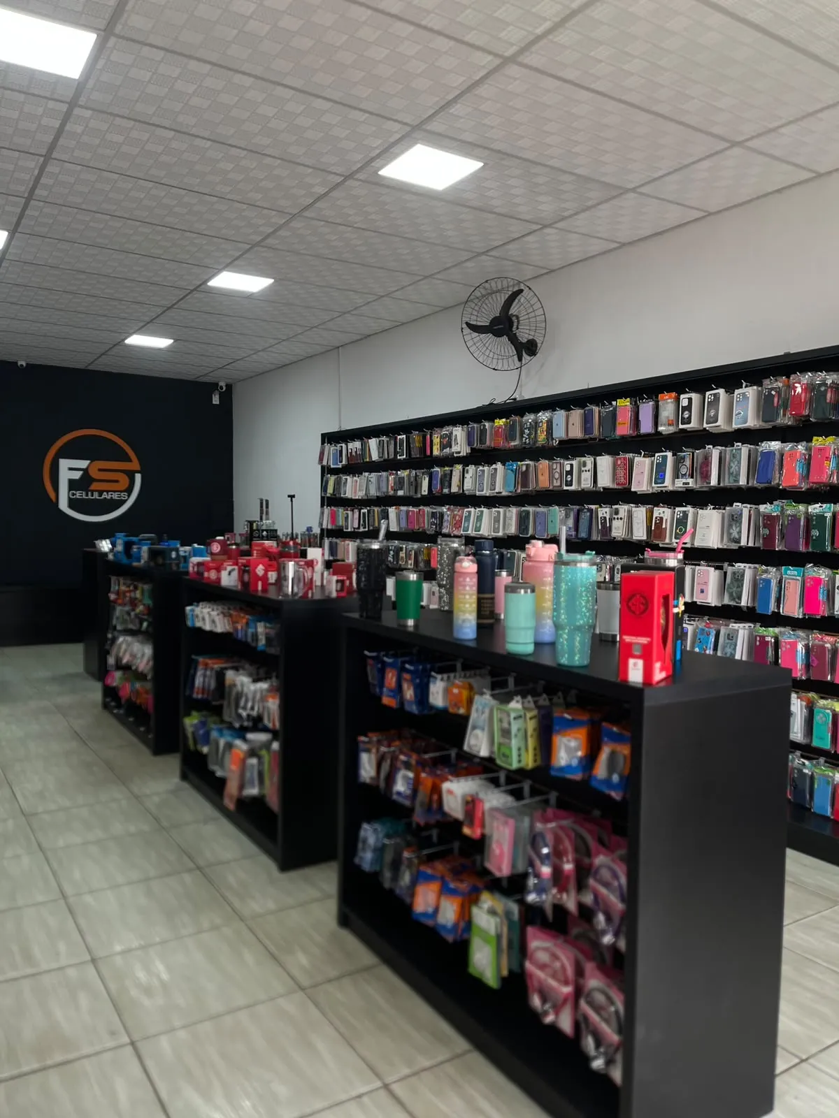 Balcão de atendimento da FS Celulares