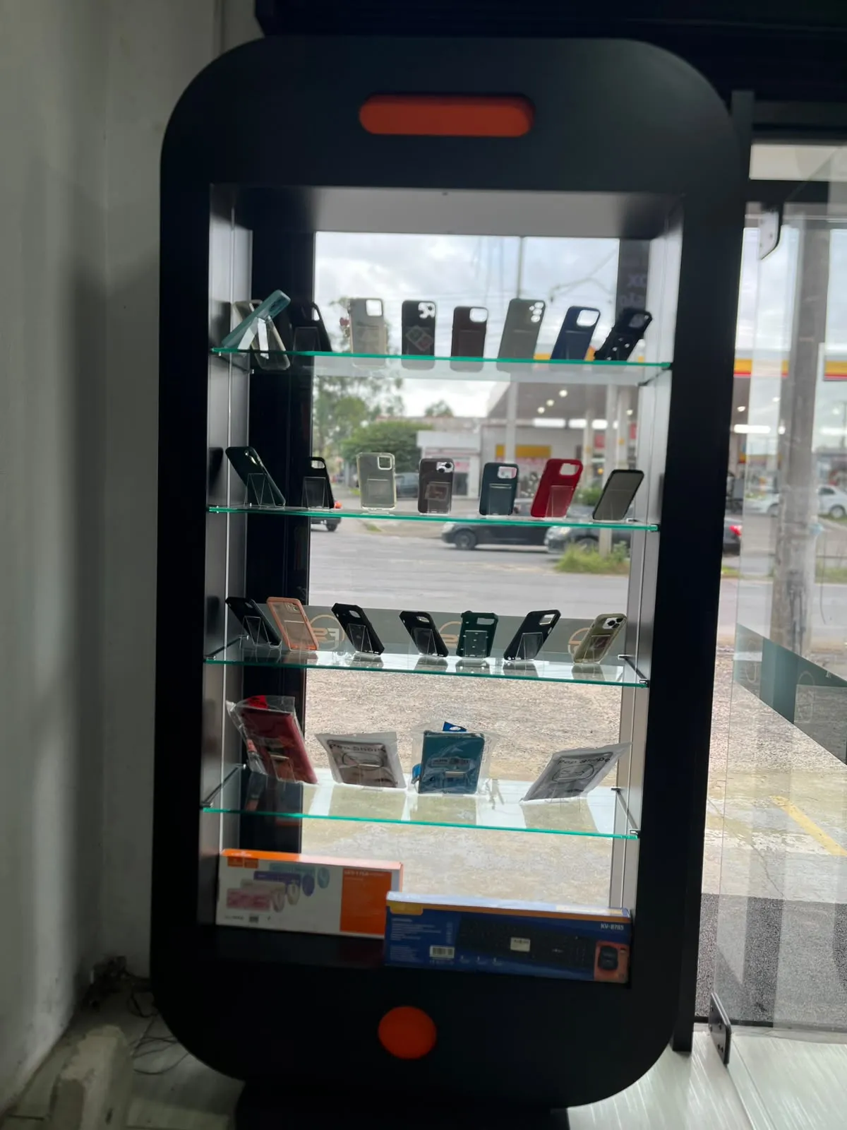 Vitrine de capinhas e acessórios na porta da loja